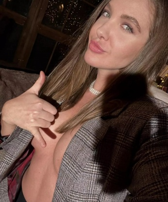 Позволь мне показать тебе мир наслаждений и раскрыть все твои желания. 💋Наличие опыта позволяет мне предложить широкий спектр услуг: классический и расслабляющий массаж, экзотические техники, различные ролевые игры и многое другое. 💦 Наши встречи будут насыщены эмоциями и незабываемыми моментами. 🔥Мои фотографии говорят сами за себя - убедись в этом сам. 📷 Я гарантирую полную конфиденциальность и индивидуальный подход к каждому клиенту, чтобы ты остался доволен. 💯 Жду твоего звонка! Марина